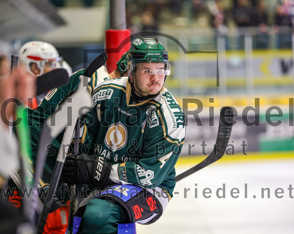 2025-11-16_157_TSV_Erding_gegen_Selber_Woelfe | Erding, Deutschland, 16.11.2025:Eishockey, Oberliga Süd 2025 / 2026, 17. Spieltag, TSV Erding gegen Selber Wölfe, Endergebnis: 3:1Jesse Kauhanen (Erding Gladiators, #4)Foto: Christian Riedel / fotografie-riedel.net
