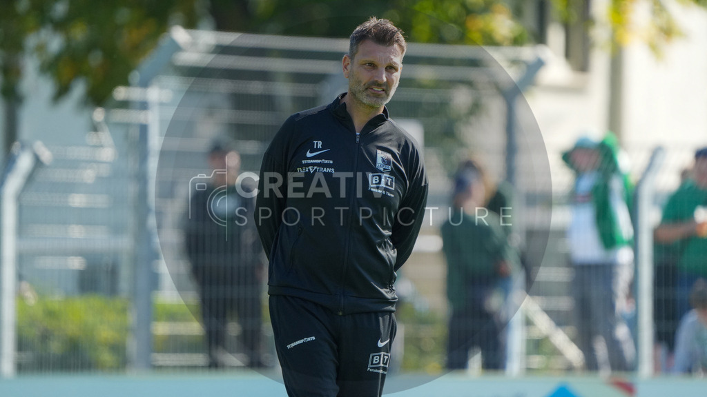 Fußball, Herren, Saison 2025/2026, Regionalliga Nordost, 10. Spieltag, FSV 63 Luckenwalde vs. BSG Chemie Leipzig, Samstag 27.09.2025, Werner-Seelenbinder-Stadion Luckenwalde, | Fußball, Herren, Saison 2025/2026, Regionalliga Nordost, 10. Spieltag, FSV 63 Luckenwalde vs. BSG Chemie Leipzig, Samstag 27.09.2025, Werner-Seelenbinder-Stadion Luckenwalde, Im Bild: Adrian Alipour (Cheftrainer) der BSG Chemie Leipzig - Realisiert mit Pictrs.com