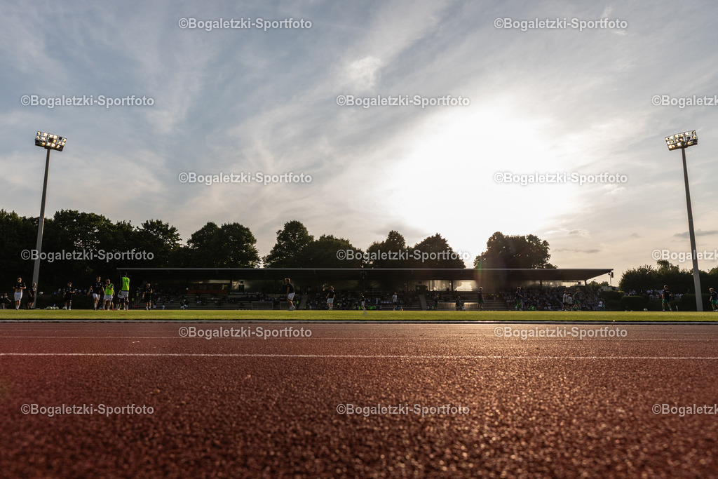 Grenzlandstadion Mönchengladbach | Grenzlandstadion: Tiefer Blick auf die Haupttribüne unter der Abendsonne - Realisiert mit Pictrs.com