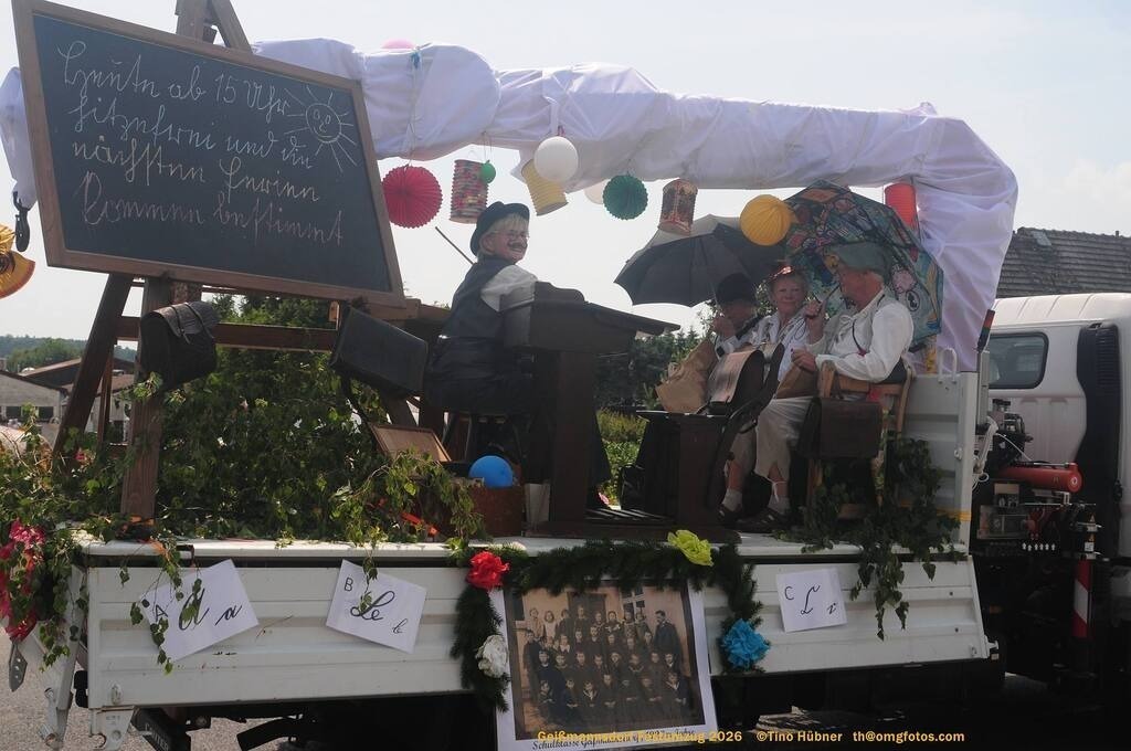 Geißmannsdorf-2026-Festumzug-095 | Festumzug in Geißmannsdorf bei Bischofswerda im Juni 2026. Fotografische Eindrücke und Momentaufnahmen vom Festumzug anläßlich des 800-jährigen Bestehens von Geißmannsdorf - mit Teilnehmern und Gästen, Strohpuppen und geschmückten Vorgärten und Grundstücken - Realisiert mit Pictrs.com