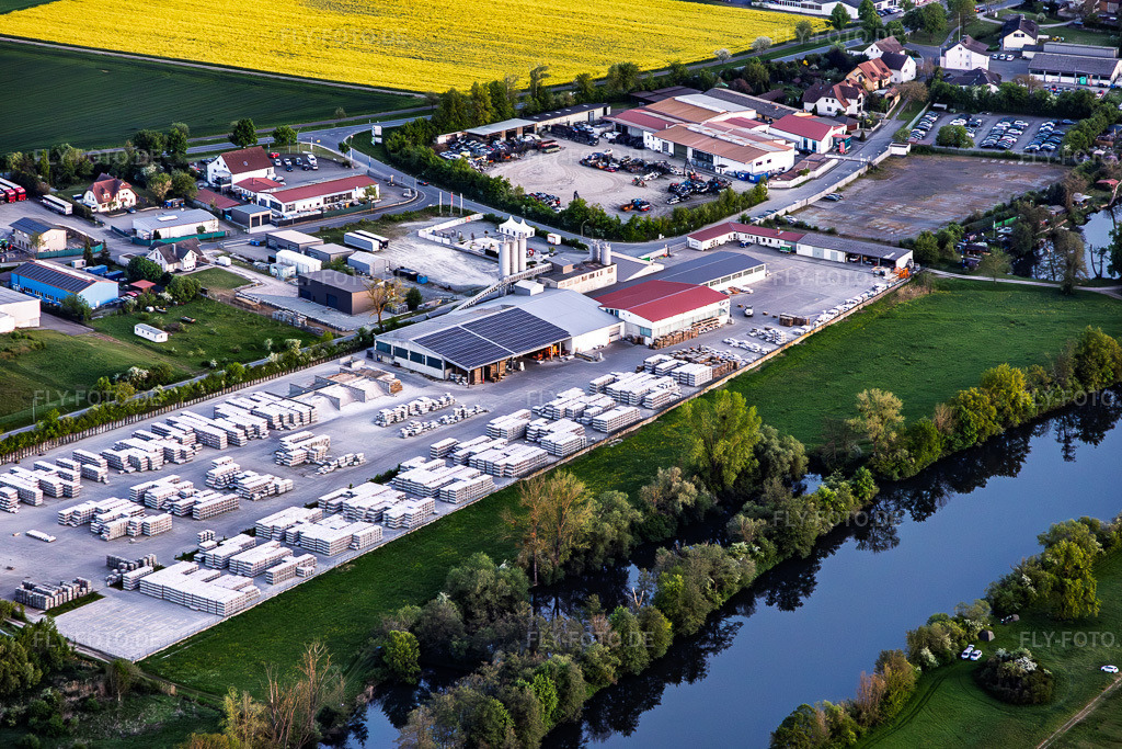 Luftbild: Gewerbegebiet am Mainufer mit Betonwerk GODELMANN GmbH & Co. KG in Wonfurt im Bundesland Bayern in Deutschland.Foto: IMG_155535.jpg vom 02.05.2026 durch Werner Riehm/FLY-FOTO.deAuflösung des Originals: 5760 x 3840 pxGODELMANN | Masters of Stone