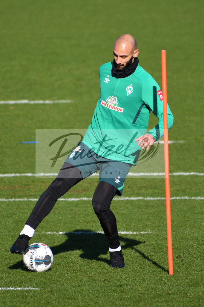20200205_TRASVW_0043 | Fußball, Herren: Oemer Toprak (SV Werder Bremen) in Aktion, am Ball, Einzelaktion waehrend der Trainingseinheit des SV Werder Bremen im Wohninvest Weserstadion am 05.02.2020 in Bremen, Deutschland. - Realisiert mit Pictrs.com