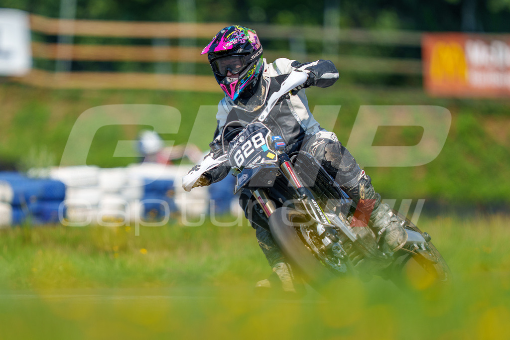 G-Cup + Supermoto Staatsmeisterschaft + Hungarian Supermoto Championship | GRIPcapture steht für authentische Sportfotografie in Österreich – für Momente, die mehr sind als Geschwindigkeit oder Ergebnis. Es geht um Emotion, Spannung, Fokus und den Augenblick, der oft nur einen Wimpernschlag dauert.Ob Motorsport, Teamsport oder 