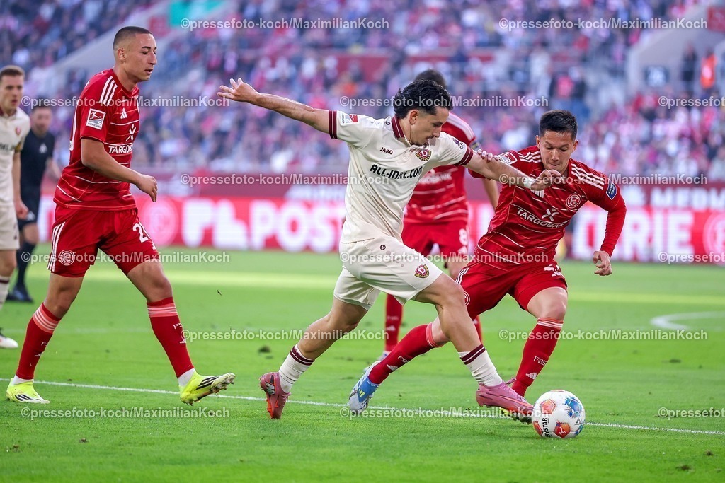 F9524042601040 | 24.04.2026, Fußball, Fortuna Düsseldorf - SC Dynamo Dresden, 2. Fußball Bundesliga, Herren, Merkur Spiel-Arena, 31. Spieltag, Saison 2025 2026: Jason Ceka (Dynamo Dresden #07) im Zweikampf gegen  Shinta Appelkamp&nbsp;(Fortuna Düsseldorf #23)  DFB regulations prohibit any use of photographs as image sequences and or quasi-video.