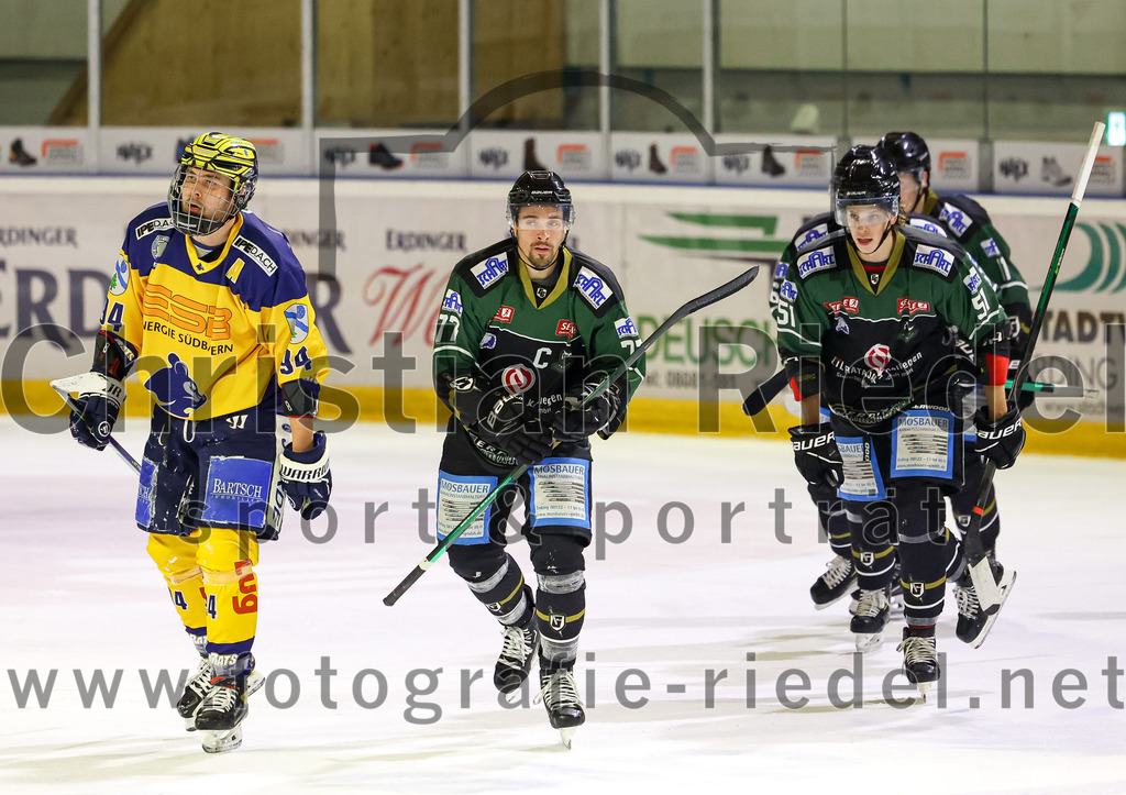 2022-10-30_081_TSV_Erding_gegen_ESC_Riverrats_Geretsried | Erding, Deutschland, 30.10.2022:
Eishockey, Bayernliga 2022 / 2023, 9. Spieltag, TSV Erding gegen ESC Riverrats Geretsried, Endergebnis: 3:5

Daniel Bursch (ESC Riverrats Geretsried, #94), Philipp Michl (Erding Gladiators, #77), Ryan Murphy (Erding Gladiators, #51)

Foto: Christian Riedel / fotografie-riedel.net