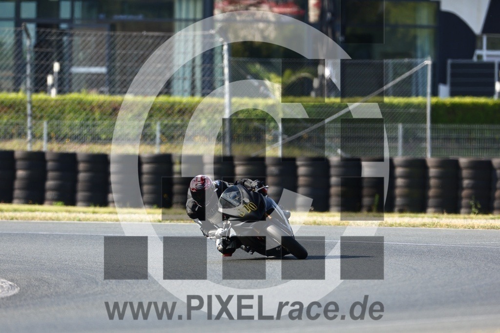 0870-20240720_00436 | Schöne Erinnerungen an spannende Momente - das festzuhalten ist unser Job. PIXELrace.de ist seit 2003 auf den Rennstrecken Europas unterwegs um die Action draußen beim Fahren und die wunderbare Stimmung imm Fahrerlager für euch einzufangen.