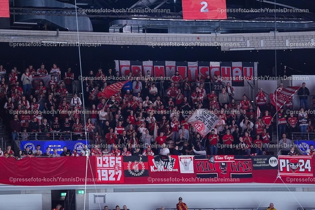 xYDR12102501100 | 12.10.2025, xydrx, Eishockey, DEL2, Düsseldorfer EG - Eispiraten Crimmitschau, PSD Bank Dome Düsseldorf: Auswärtsblock der Eispiraten Crimmitschau