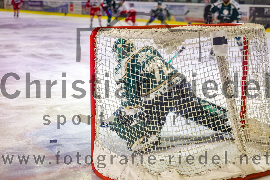 2025-11-16_044_TSV_Erding_gegen_Selber_Woelfe | Erding, Deutschland, 16.11.2025:Eishockey, Oberliga Süd 2025 / 2026, 17. Spieltag, TSV Erding gegen Selber Wölfe, Endergebnis: 3:1Torwart David Zabolotny (Erding Gladiators, #72)Foto: Christian Riedel / fotografie-riedel.net