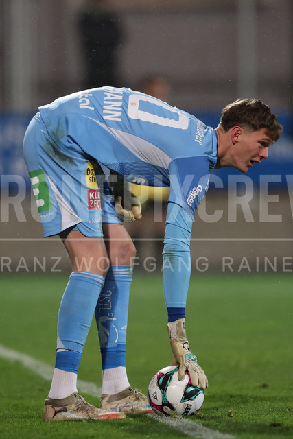 TSV Egger Glas Hartberg vs SV Oberbank Ried – Austrian Bundesliga Match | The image shows Tom Ritzy Huelsmann (Hartberg) with the ball, at the Bundesliga match TSV Hartberg vs SV Ried at Profertil Arena Hartberg. 22.11.2025