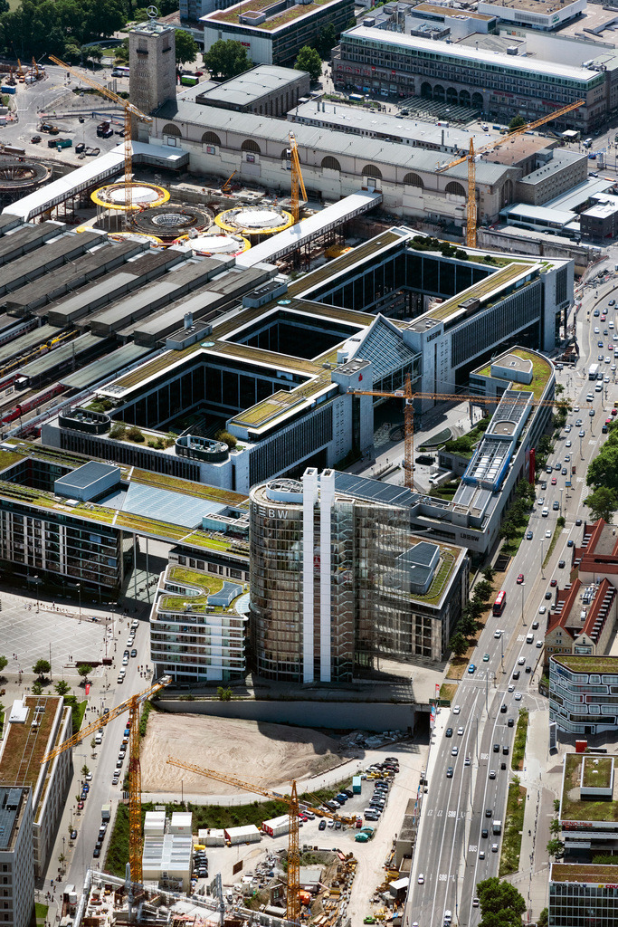 dr__0053184.jpg | STUTTGART 27.05.2020 Hochhaus und Banken- Verwaltungsgebäude des Finanzdienstleistungs- Unternehmens "Landesbank Baden-Württemberg" an der Heilbronner Straße - Osloer Straße - Warschauer Straße im Ortsteil Europaviertel in Stuttgart im Bundesland Baden-Württemberg, Deutschland. Weiterführende Informationen bei: Boll und Partner. Beratende Ingenieure VBI Ingenieurgesellschaft mbH & Co. KG,  Landesbank Baden-Württemberg,  wma architekten - wöhr mieslinger assoziierte. // High-rise skyscraper building and bank administration of the financial services company "Landesbank Baden-Wuerttemberg" on Heilbronner Strasse - Osloer Strasse - Warschauer Strasse in the district Europaviertel in Stuttgart in the state Baden-Wurttemberg, Germany. Further information at: Boll und Partner. Beratende Ingenieure VBI Ingenieurgesellschaft mbH & Co. KG,  Landesbank Baden-Wuerttemberg,  wma architekten - woehr mieslinger assoziierte. Foto: Daniel Reiter