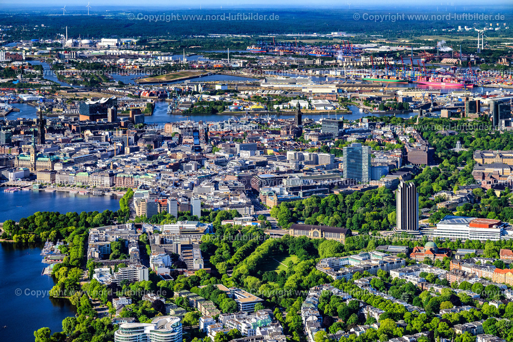 Hamburg_Alster_Mitte_Elbphilharmonie_ELS_1238240525 | HAMBURG 24.05.2025 Innenstadtbereich an den Uferbereichen " der Binnenalster " am Dammtor Bahnhof in Hamburg, Deutschland. // City view of the downtown area on the shore areas " of Binnenalster " on street Tesdorpfstrasse, Mittelweg in Hamburg, Germany. Foto: Martin Elsen