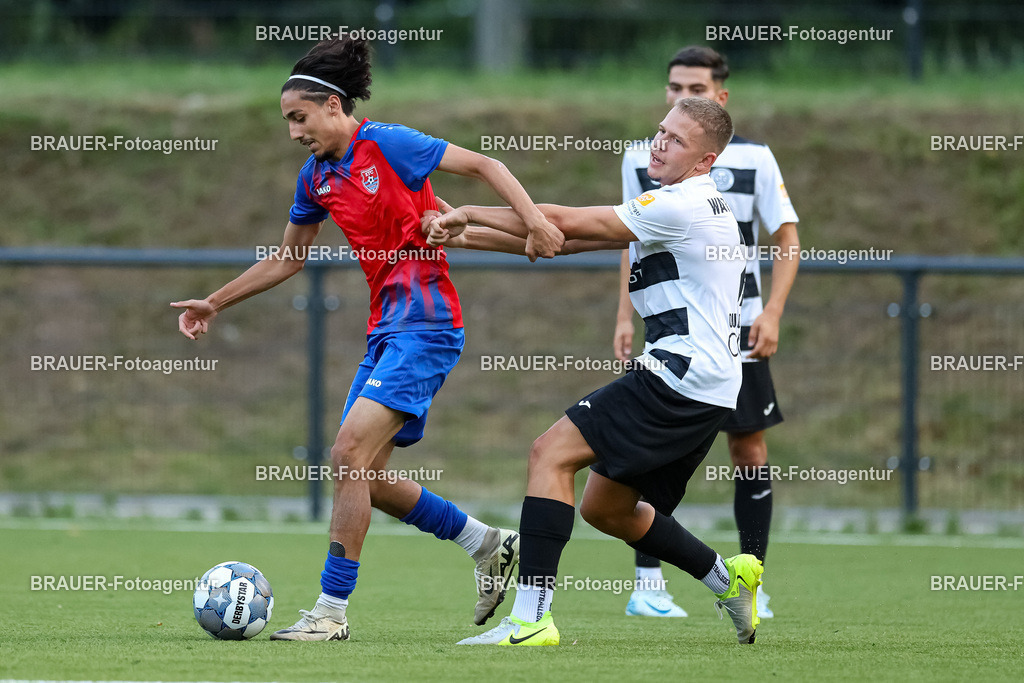 1_KFCWAT_20250723_1191.JPG -  - KFC Uerdingen - SG Wattenscheid 09 - Testspiel | Krefeld, Deutschland, 23.07.25: Mustafa Doganci (KFC Uerdingen) und Tarik Ould Seltana (SG Wattenscheid 09) im Kampf um den Ball waehrend des Testspiel Spiels zwischen KFC Uerdingen - SG Wattenscheid 09 in der Covestro Sportpark am 23. July 2025 in Krefeld, Deutschland. (Foto von Stefan Brauer/Brauer-Fotoagentur)