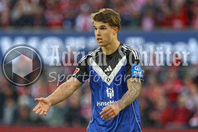 1. FC Köln vs Hamburger SV - 1. Bundesliga  | Köln, Deutschland, 02.11.25:   Luka Vuskovic (Hamburger SV) gestikuliert, Gestik waehrend des Spiels der Bundesliga zwischen  1. FC Köln vs Hamburger SV in der RheinEnergieStadion(Foto von Brauer-Fotoagentur / Adrian Schlueter)