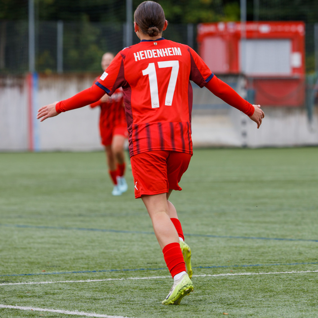 FCHHOH_251005_6547 | 1.FC Heidenheim 1846 II vs. SGM Hohenmemmingen/Sontheim, Fußball, Frauen, Bezirksliga, 2025/2026, 4. Spieltag, 05.10.2025 in Heidenheim, Kunstrasen b. Voith-Arena West(Foto: Michael Bulling) - Realisiert mit Pictrs.com