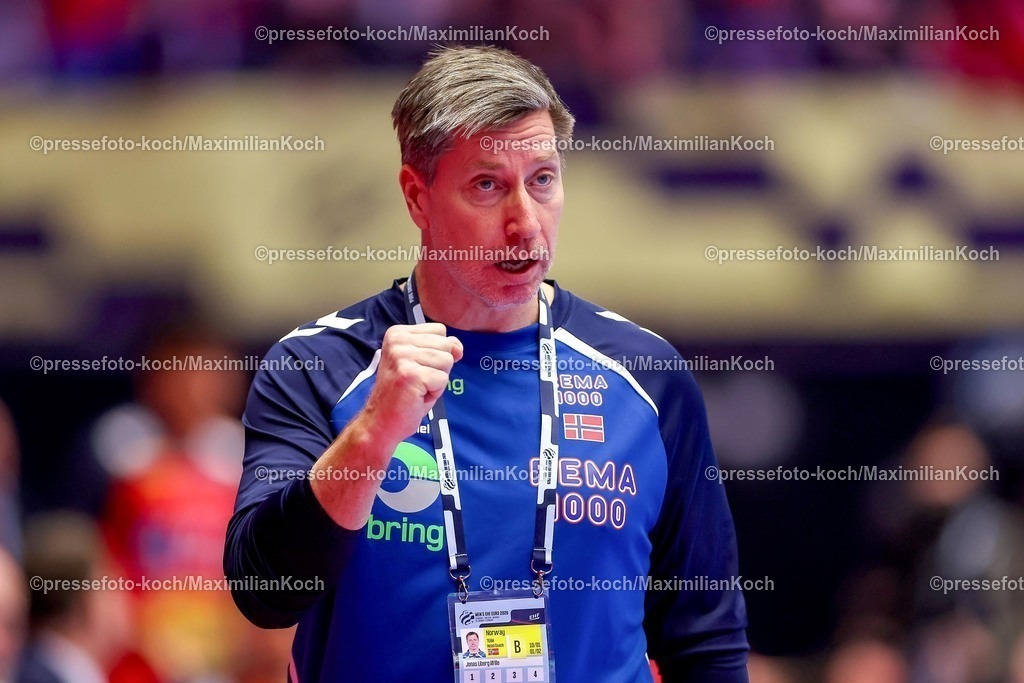 EHF22012602063 | 22.01.2026, Handball, Men's EHF EURO 2026, Spanien - Norwegen, Jyske Bank Boxen in Herning, Dänemark, Main Round:  Headcoach Jonas Liberg Wille (Norway #hc) gestikulierend am Spielfeldrand  