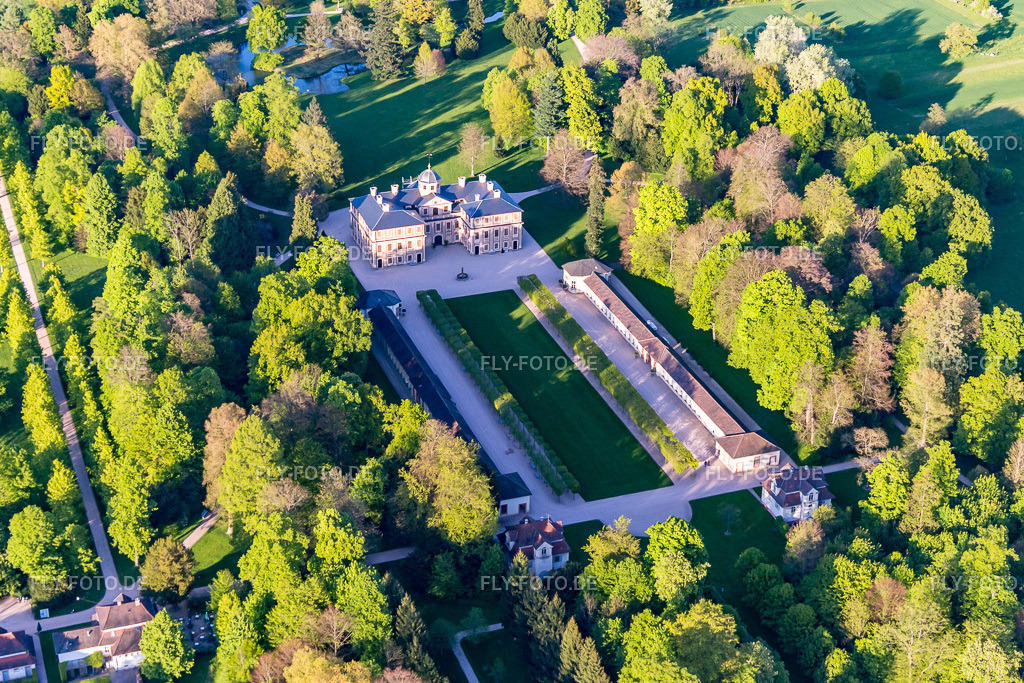 Gebäudekomplex im Schloßpark von Schloß Favorite | Luftbild: Gebäudekomplex im Schloßpark von Schloß Favorite im Ortsteil Förch in Rastatt im Bundesland Baden-Württemberg in Deutschland. Foto: IMG_099181.jpg vom 23.04.2017 durch Werner Riehm/FLY-FOTO.de - Realisiert mit Pictrs.com