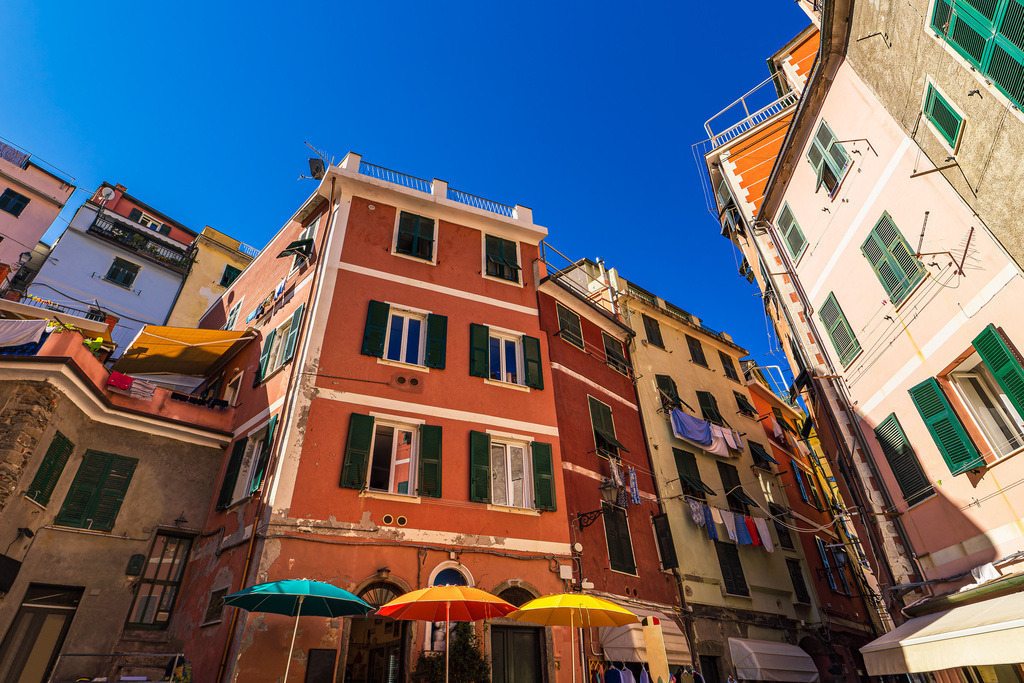 Bunte historische Gebäude in Vernazza an der Mittelmeerküste in Italien | Bunte historische Gebäude in Vernazza an der Mittelmeerküste in Italien.