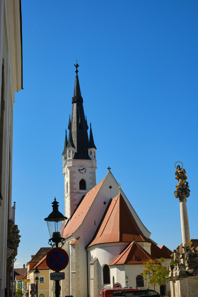 Blick auf die Georgskirche gegen blauen Himmel | Horn, Austria - September 17, 2023: Blick auf die Georgskirche gegen blauen Himmel. - Realisiert mit Pictrs.com
