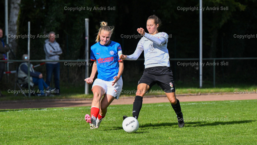 Kieler MTV vs Holstein Kiel | Annika Alberts (KMTV #5) / Alia Redant (Holstein #25)Fußball-Regionalliga Nord Frauen 2024/2025 / Kieler MTV vs Holstein Kiel / Hauptplatz Schilksee / Kiel / 06.10.24 - Realisiert mit Pictrs.com