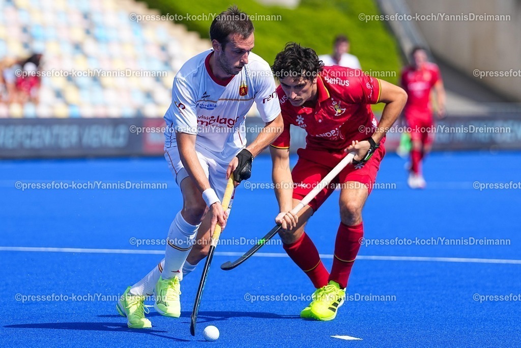 xydrx12082502002 | 12.08.2025, xydrx, Herren EuroHockey Championship 2025, Gruppenphase, Gruppe A, Spanien - Belgien, Sparkassenpark Mönchengladbach: Marc Miralles (ESP #14) im Zweikampf gegen Roman Duvekot (BEL #18)