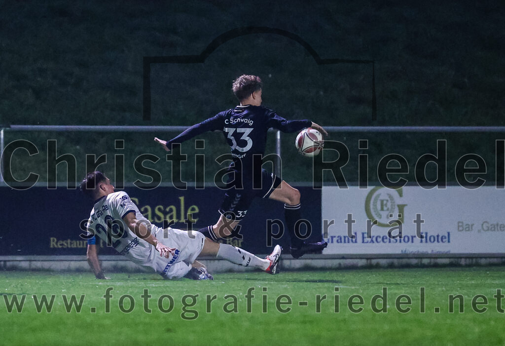 2024-03-15_070_FC_Schwaig_gegen_1_FC_Garmisch-Partenkirchen | Oberding, Deutschland, 15.03.2024:
Fußball, Landesliga Südost 2023 / 2024, 25. Spieltag, FC Schwaig gegen 1. FC Garmisch-Partenkirchen, Endergebnis: 4:0

Florian Langenegger (1. FC Garmisch-Partenkirchen, #28), Joshua Steindorf (FC Schwaig, #33)

Foto: Christian Riedel / fotografie-riedel.net