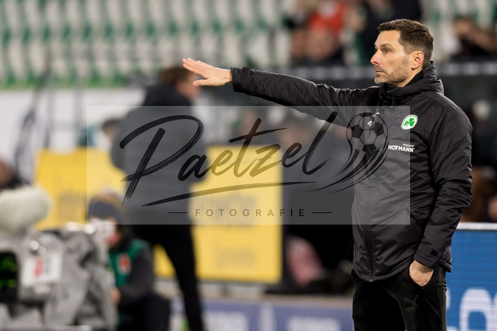 WOBFUE20220206_038 | Fussball, Herren: Trainer Stefan Leitl (SpVgg Greuther Fuerth) gestikuliert, Gestik bei dem Spiel der 1. Bundesliga zwischen VfL Wolfsburg und SpVgg Greuther Fuerth in der Volkswagen Arena am 06.02.2022 in Wolfsburg, Deutschland.DFB / DFL REGULATIONS PROHIBIT ANY USE OF PHOTOGRAPHS AS IMAGE SEQUENCES AND/OR QUASI-VIDEO. - Realisiert mit Pictrs.com