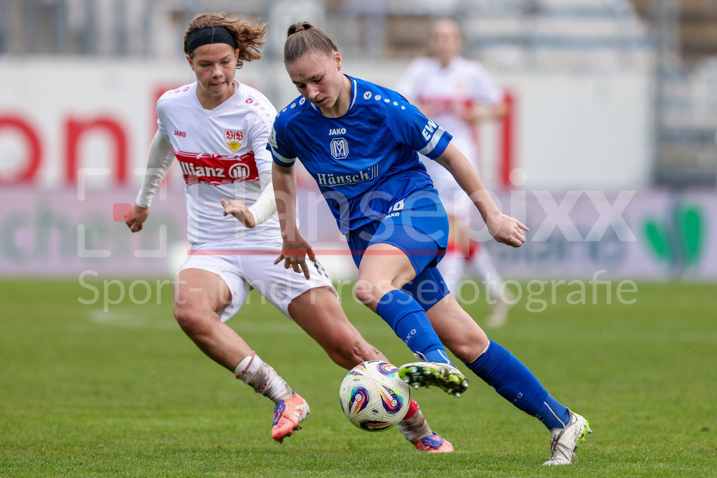 Fussball, 2. Frauen-Bundesliga, SV Meppen - VfB Stuttgart | v.li.: Rosa Rückert (VfB Stuttgart, 11) und Lana Hubbeling (SV Meppen, 18) im Zweikampf, Duell, Dynamik, Aktion, Action, Spielszene, DIE DFB-RICHTLINIEN UNTERSAGEN JEGLICHE NUTZUNG VON FOTOS ALS SEQUENZBILDER UND/ODER VIDEOÄHNLICHE FOTOSTRECKEN. DFB REGULATIONS PROHIBIT ANY USE OF PHOTOGRAPHS AS IMAGE SEQUENCES AND/OR QUASI-VIDEO.