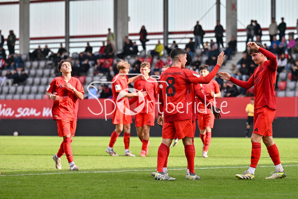 FC Bayern München U19 - SpVgg Unterhaching U19 | Jubel der Bayern nach dem Treffer zum 3-1 durch Felipe CHAVEZ (FC Bayern Muenchen U19 #8) / Freude / Happy / Tor / Torschuetze