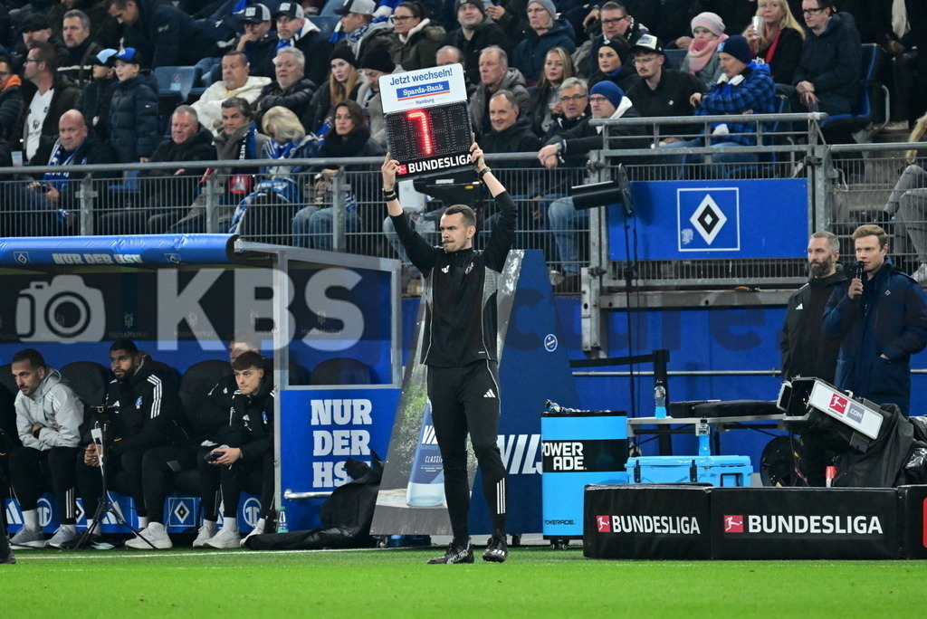 KBS Picture_HSV-Dortmund_074 | Hempel Richard 4.Schiri-Assi zeigt die Nachspielzeit an ,Sportplatz :  Volksparkstadion, - Realisiert mit Pictrs.com
