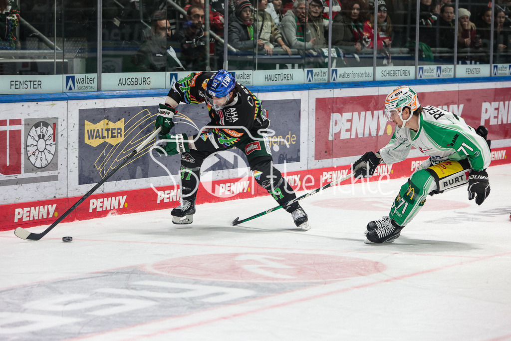 Augsburger Panther - Bietigheim Steelers | Terry BROADHURST (AEV #37) im Duell mit Michael KERAENEN (SCB #71)