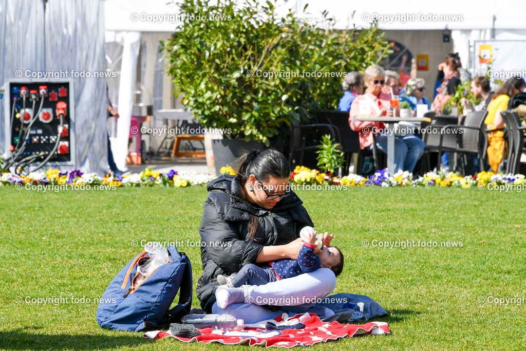Deutschland_ Baden-Wuerttemberg_ Stuttgart_ 28.03.2025-13 | 28.03.2025, Deutschland, GER, Baden-Wuerttemberg, Stuttgart, im Bild Themenbild, Stadtansichten, Mutter mit Kind geniesst das warme Fruhlingswetter auf der Wiese, rasten, Sonne, Warm, Fruehling, Wetter, Feature, Symbolbild