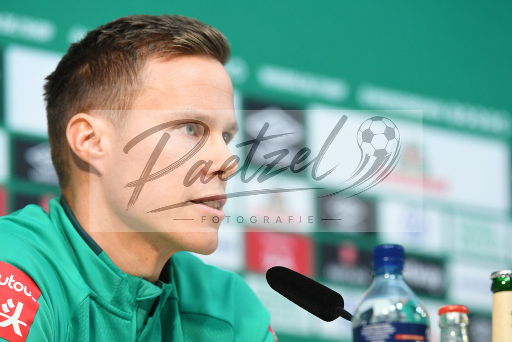 20200129_PKSVWB_0008 | Fußball, Herren: Niklas Moisander (SV Werder Bremen) schaut bei der Pressekonferenz des SV Werder Bremen am 29.01.2020 im wohninvest Weserstadion in Bremen, Deutschland.(Foto von Nico Paetzel) - Realisiert mit Pictrs.com