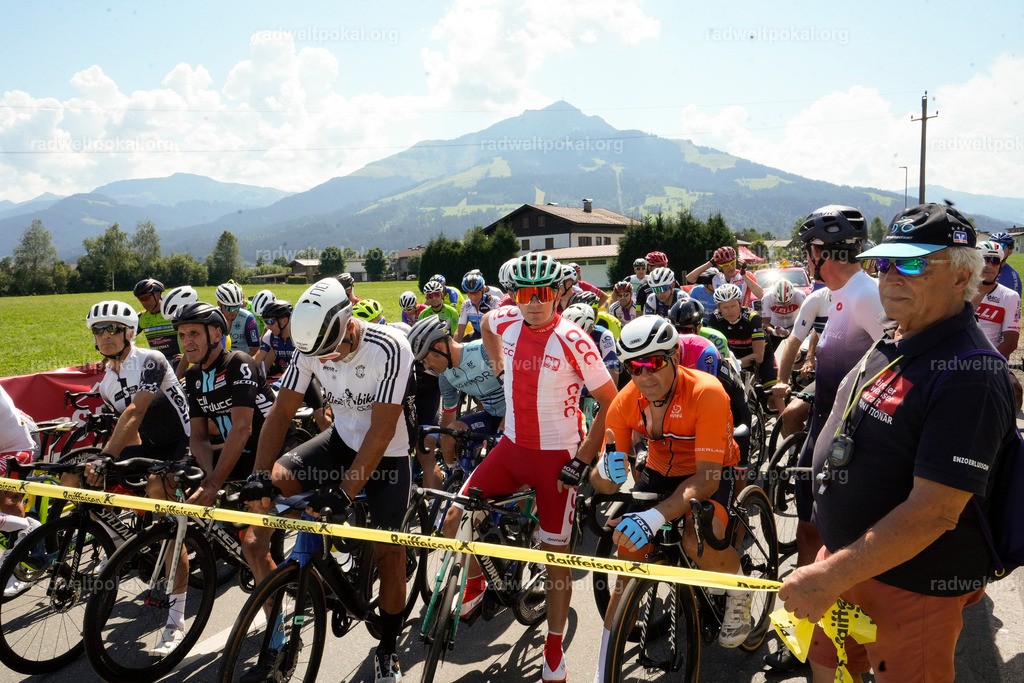 313_20230817_Bewerb_Maenner_Muehlanger | AUT - OESTERREICH, 2023-08-16: SPORT RENNRAD-FAHREN - 55. INTERNATIONALER RADWELTPOKAL IN ST. JOHANN IN TIROL  - Vintage-Radrennen mit WM-Bronze-Medaillen-Siegerin Christina Schweinberger, den Teilnehmer und Alexander Baumann (vom Orginastions-Team) - TAG 2 BEWERB MAENNER IN SECHS GRUPPEN  ; Foto: Roland Muehlanger