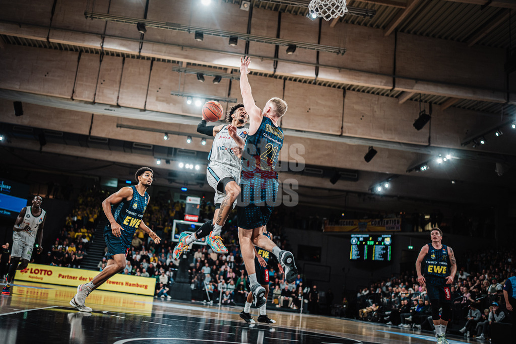 Basketball | Männer | Saison 2024/2025 | easyCredit Basketball Bundesliga | 4. Spieltag | Veolia Towers Hamburg vs. EWE Baskets Oldenburg | 06.10.2024 | Jaizec Lottie (#4, Veolia Towers Hamburg) gegen Seth Hinrichs (#21, EWE Baskets Oldenburg)