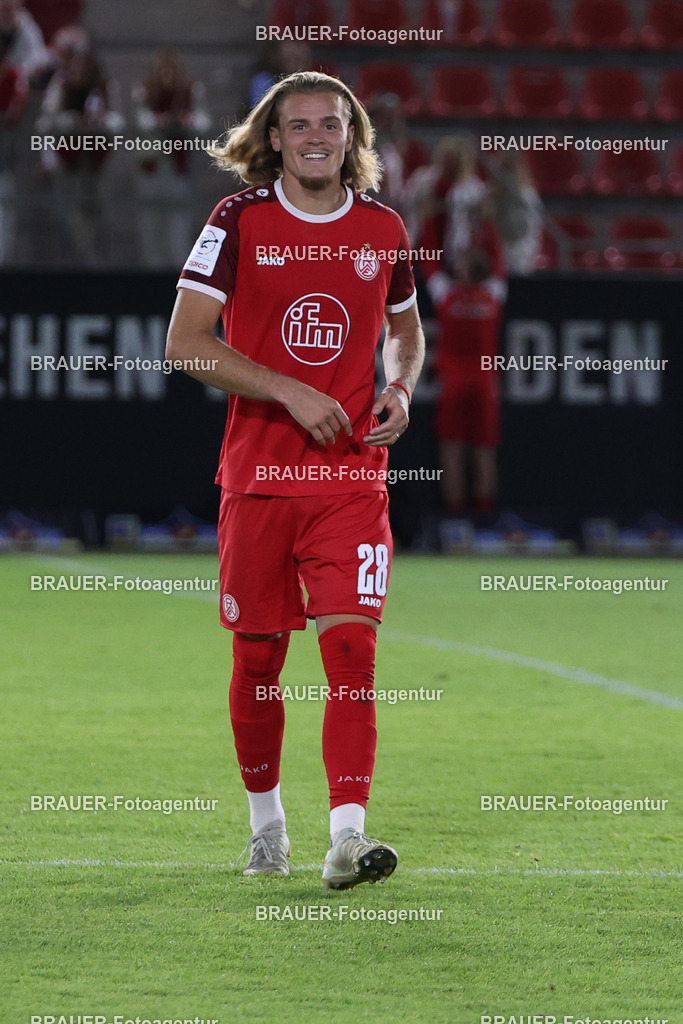 SV Wehen Wiesbaden - Rot-Weiss Essen | Wiesbaden, Deutschland, 22.08.2025Tom Moustier  (Rot-Weiss Essen) schaut während des drittliga Spiels zwischen SV Wehen Wiesbaden und Rot-Weiss Essen am 22.08.2025 in der BRITA-Arena in Wiesbaden. (Foto von Timo Bluhmki-Schmidt/Brauer Fotoagentur