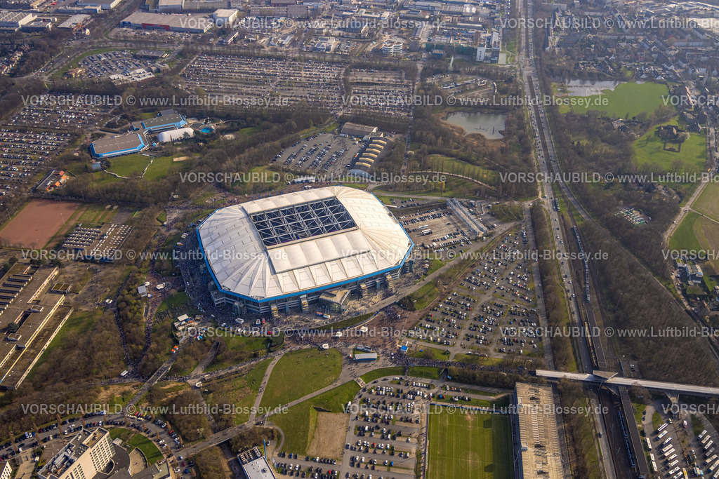 Gelsenkirchen240304965Schalke | Luftbild, Veltins-Arena Bundesligastadion des FC Schalke 04 mit offenem Dach und gefüllten Parkplätzen, Fußballfans am Stadion, Berger Feld, Erle, Gelsenkirchen, Ruhrgebiet, Nordrhein-Westfalen, Deutschland