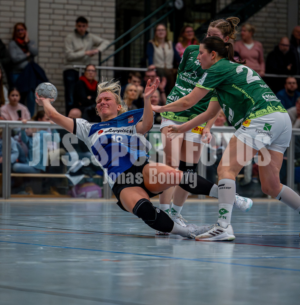 Handball I Frauen I Saison 2025-2026 I 3. Liga Staffel Nord I 10. Spieltag I SC SFN Vechta - HSG Blomberg-Lippe II I 0449 | Ruslana Litvinov (18, HSG Blomberg-Lippe II) gegen Jette Dudda (28, SC SFN Vechta) - Realisiert mit Pictrs.com