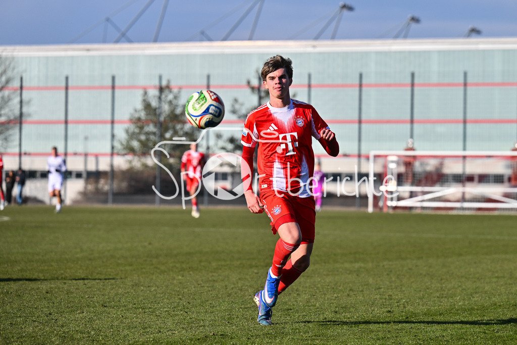 FC Bayern Amateure - FC Viktoria Pilsen U23 | MUNICH, GERMANY - 03. FEBRUARY: am Ball Guido DELLA ROVERE (FC Bayern München II 10) / Einzelfoto / Freisteller / während dem Testspiel zwischen den Amateuren des FC Bayern und dem FC Viktoria Pilsen B am FC Bayern Campus