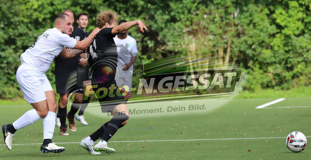 SC Bünde - BV 21 Stift-Quernheim | Auf dem Bild zu sehen: weiß SC Bünde: Mahsum Cakmak ; schwarz BV 21 Stift-Quernheim: Jarno GroteSC Bünde, BV 21 Stift-Quernheim, Fistelmann Supercup, Hunnebrock, Deutschland  - Realisiert mit Pictrs.com