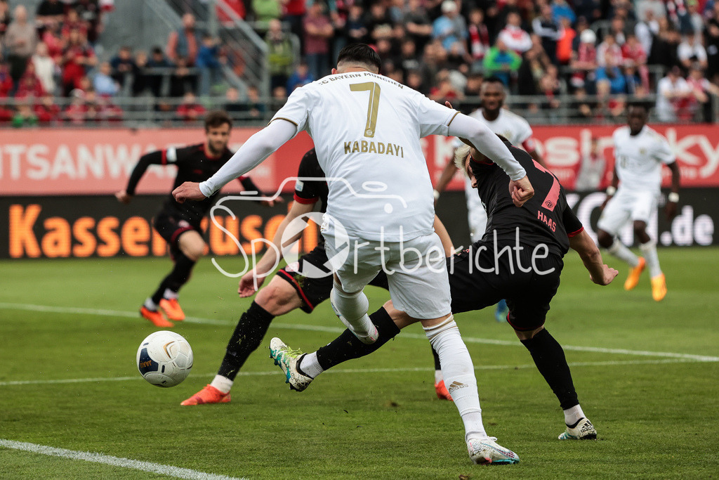 FC Würzburger Kickers - FC Bayern Amateure | Yusuf Karhan KABADAYI (FCB #7) im Duell mit Thomas HAAS (FWK #7)