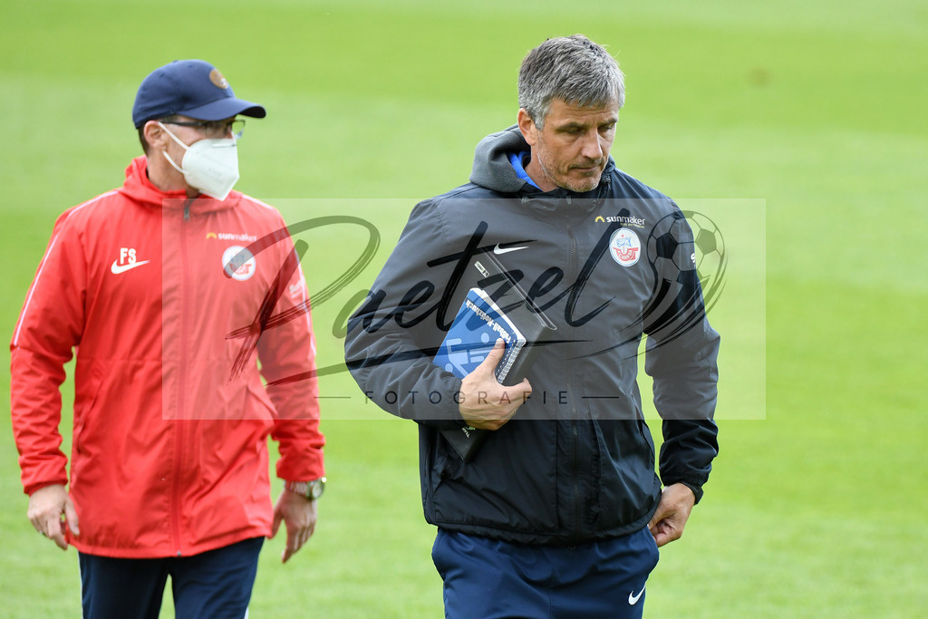SVMFCH20200606_0075 | Fussball, Herren: Trainer Jens Haertel (FC Hansa Rostock) schaut bei dem Spiel der 3. Liga zwischen SV Meppen und FC Hansa Rostock in der Haensch-Arena am 06.06.2020 in Meppen, Deutschland.DFB / DFL REGULATIONS PROHIBIT ANY USE OF PHOTOGRAPHS AS IMAGE SEQUENCES AND/OR QUASI-VIDEO. - Realisiert mit Pictrs.com