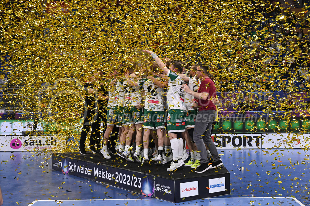 SV Wiler-Ersigen vs Floorball Köniz - 15. April 2023 | SV Wiler-Ersigen vs Floorball Köniz
Stimo Arena, Kloten
Der SV Wiler-Ersigen ist Unihockey Schweizer Meister 2022/23.
Bild: Sportfotografie Markus Aeschimann | www.markus-aeschimann.ch - Realisiert mit Pictrs.com