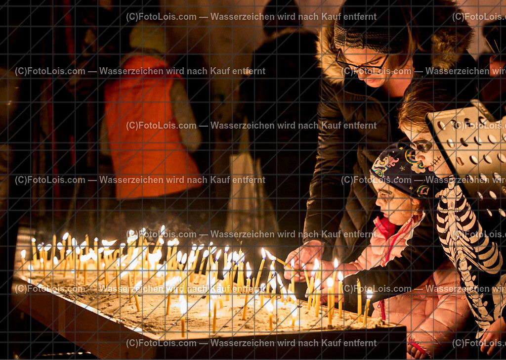 ALP8727_Nacht der tausend Lichter_Kerzen anzuenden | (C)FotoLois.com, Alois Spandl. 'Nacht der 1000 Lichter' in der Pfarrkirche Wieselburg, Do 31. Oktober 2024.