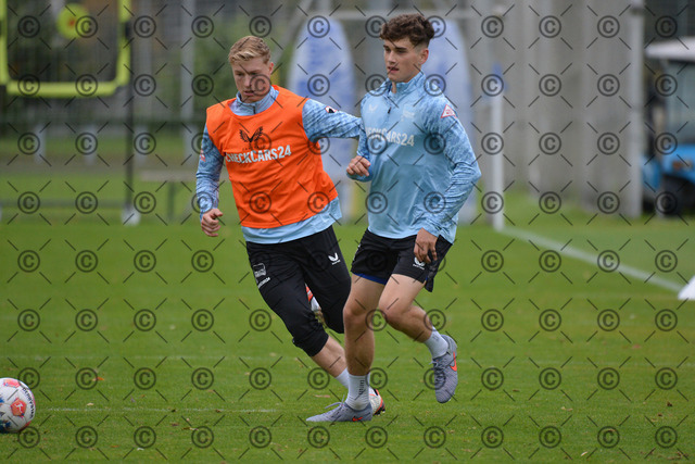 RGE_6252b | Hertha BSC, 2.Bundesliga, Herren, Saison 2025/26, Training, im Bild von links Julian Eitschberger ( Hertha BSC ), Janne Berner ( Hertha BSC ),   Fotograf:   Ralf Gebhardt - Realisiert mit Pictrs.com