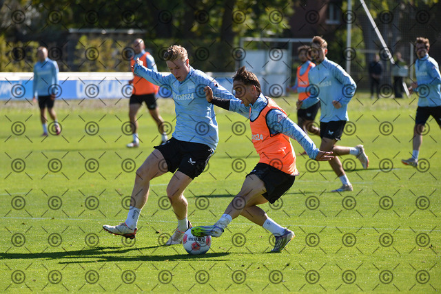 RGE_5978b | Hertha BSC, 2.Bundesliga, Herren, Training, Saison 2025/26, im Bild von li. Julian Eitschberger ( Hertha BSC ), Michal Karbownik ( Hertha BSC ),  Foto:  Ralf Gebhardt - Realisiert mit Pictrs.com