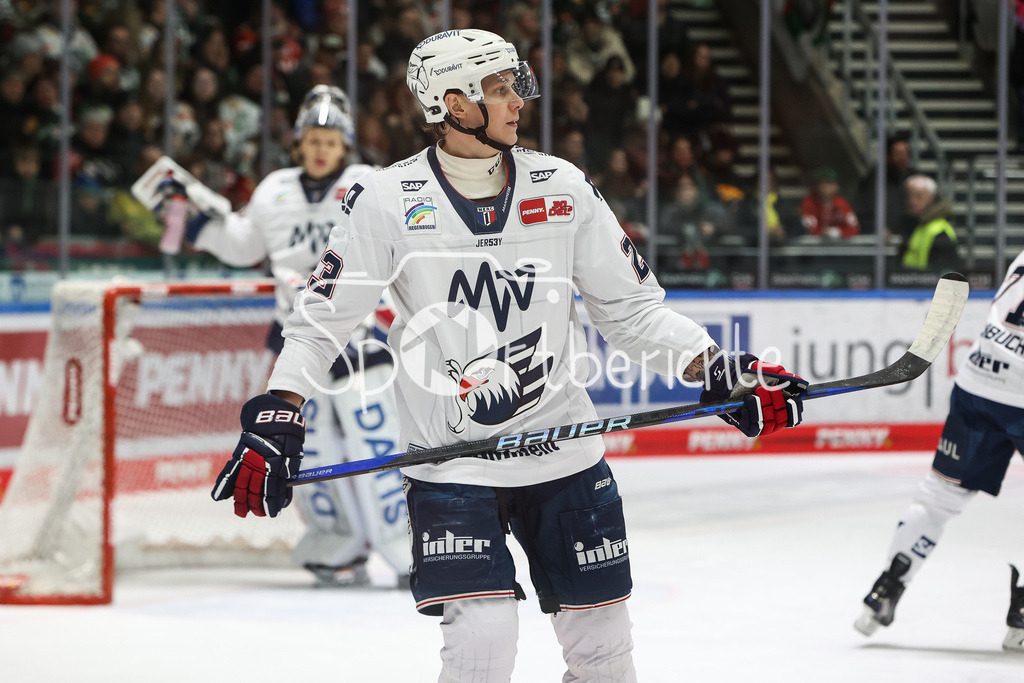 Augsburger Panther - Adler Mannheim | Jyrki JOKIPAKKA (MERC #23) in Aktion / freisteller / einzelfoto