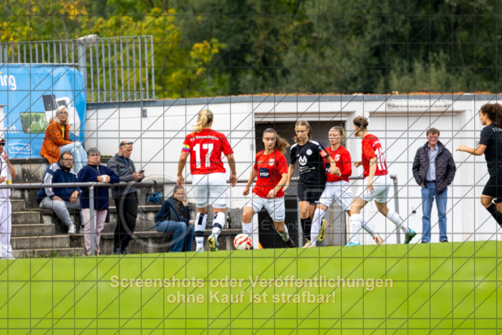 20250928_142112_0487 | #,1.FC Donzdorf (schwarz) vs. TV Derendingen (rot), Fussball, Frauen-Verbandsliga Württemberg, 03. Spieltag, Saison 2025/2026, Rasenplatz Lautertal Stadion, Süßener Straße 16, 73072 Donzdorf, 28.09.2025 - 13:00 Uhr,Foto: PhotoPeet-Sportfotografie/Peter Harich