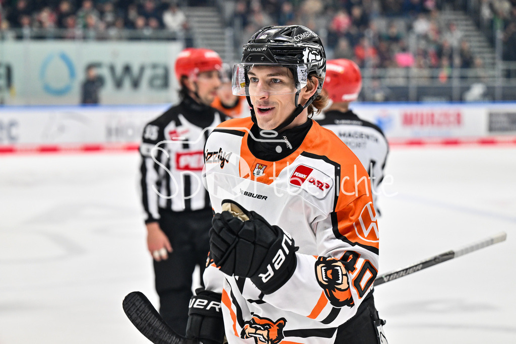 Augsburger Panther - Grizzlys Wolfsburg | AUGSBURG, GERMANY - 15. MARCH: Jubel der Gäste nach dem Treffer zum 1-3 durch Juian CHROBOT (Grizzyls Wolfsburg 40) Tor / Torschuetze / Freude / Happy während dem Match zwischen den Augsburger Panthern und den Grizzlys Wolfsburg am 52. Spieltag der Penny DEL im Curt Frenzel Stadion