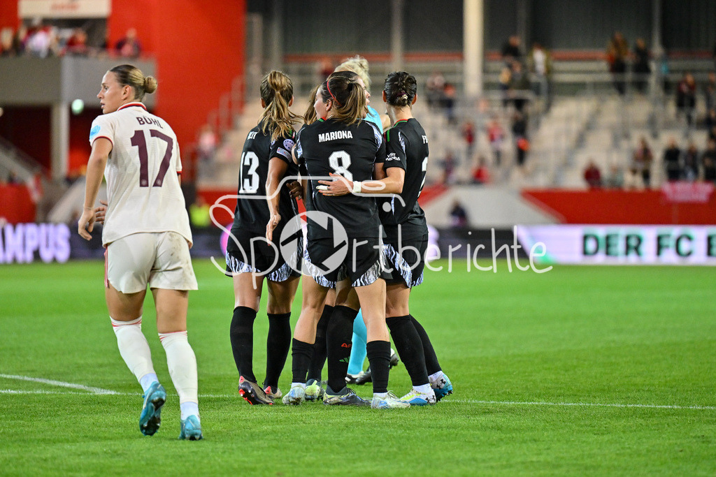 FC Bayern München Frauen - Arsenal London Frauen | Jubel der Gaeste nach dem Auslgeich zum 2-2 durch Codina PANEDAS (Arsenal London Frauen #5) / Freude / Happy / tor / Treffer / Torschueztin / UEFA Womens Champions League: FC Bayern München Frauen - Arsenal London Frauen, FC Bayern Campus am 09.10.2024