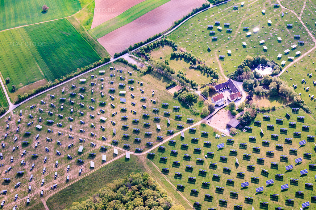 Luftbild: Im Rückbau befindlicher Solarpark Gut Erlasee mit dem Sonnenstand nachgeführten Paneelen im Ortsteil Büchold in Arnstein im Bundesland Bayern in Deutschland.Foto: IMG_156124.jpg vom 03.05.2026 durch Werner Riehm/FLY-FOTO.deAuflösung des Originals: 6000 x 4000 pxPhotovoltaik Direktinvestment 2026 – 6–8 % Rendite | SunShine